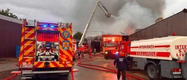 Bistrița-Năsăud: Incendiu în incinta unei fabrici de prelucrare a lemnului, din Susenii Bârgăului (GALERIE FOTO)