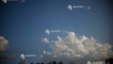 Vreme caldă, cu scurte episoade de ploi și descărcări electrice, în București, luni și marți (meteorologi)