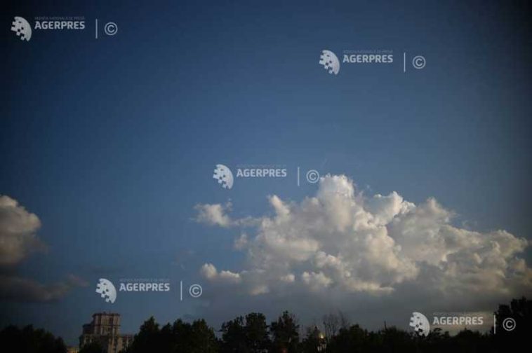 Vreme caldă, cu scurte episoade de ploi și descărcări electrice, în București, luni și marți (meteorologi)