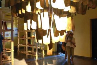 Timiș: Istoria fabricii de ceramică din Jimbolia, transpusă în expoziția ”Cu toate țiglele pe casă”