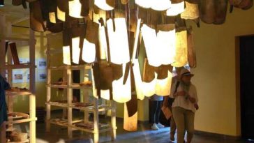 Timiș: Istoria fabricii de ceramică din Jimbolia, transpusă în expoziția ”Cu toate țiglele pe casă”