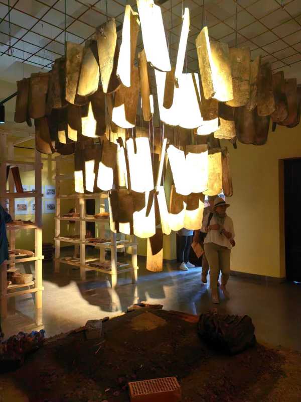 Timiș: Istoria fabricii de ceramică din Jimbolia, transpusă în expoziția ”Cu toate țiglele pe casă”