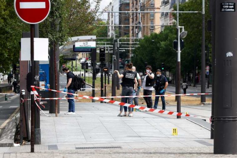 Paris: trei femei rănite într-un atac cu cuțitul, un suspect reținut