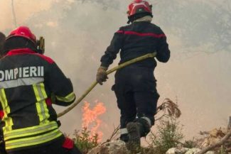 IGSU: Pompierii români continuă lupta cu incendiile de vegetație din sudul Franței (GALERIE FOTO/VIDEO)
