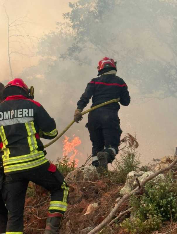 IGSU: Pompierii români continuă lupta cu incendiile de vegetație din sudul Franței (GALERIE FOTO/VIDEO)