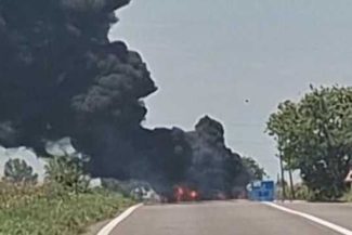 Constanța: Incendiu cu degajări mari de fum în urma coliziunii între o autocisternă și un buldoexcavator pe DN 2A, lângă Hârșova