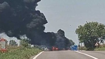 Constanța: Incendiu cu degajări mari de fum în urma coliziunii între o autocisternă și un buldoexcavator pe DN 2A, lângă Hârșova