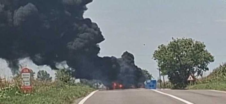Constanța: Incendiu cu degajări mari de fum în urma coliziunii între o autocisternă și un buldoexcavator pe DN 2A, lângă Hârșova