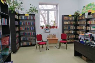 BIBLIOTECA AZI/Olt: Biblioteca din Osica de Jos, mistuită de un incendiu, reconstruită cu donații din toată țara