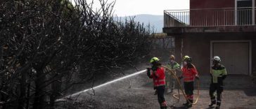 Spania evacuează mai multe sate în urma unui incendiu de vegetație izbucnit aproape de granița cu Portugalia