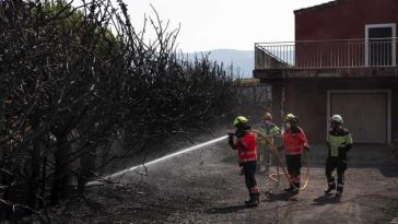 Spania evacuează mai multe sate în urma unui incendiu de vegetație izbucnit aproape de granița cu Portugalia