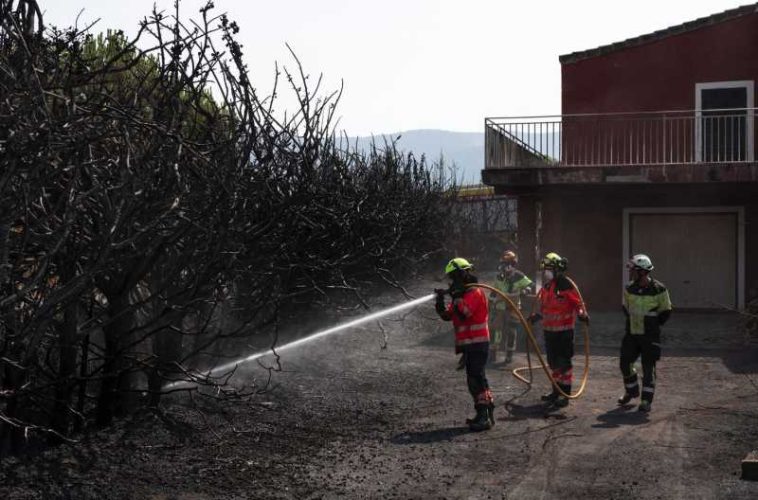 Spania evacuează mai multe sate în urma unui incendiu de vegetație izbucnit aproape de granița cu Portugalia