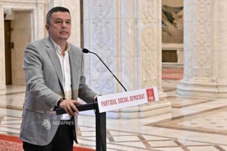 Grindeanu: ”Pro-europeanul” Bolojan recunoaște că și-a salvat scaunul prin înțelegeri netransparente cu ”extremistul” George Simion