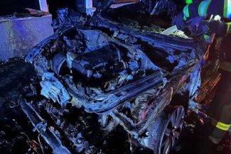 Neamț: Autoturism incendiat intenționat în localitatea Săvinești; o femeie a fost transportată la spital