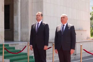 VIDEO Prim-ministrul Republicii Moldova, primit cu onoruri militare la Palatul Victoria de premierul interimar Ilie Bolojan