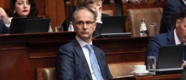 Guvernul Serbiei rezistă la o moțiune de cenzură