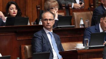 Guvernul Serbiei rezistă la o moțiune de cenzură