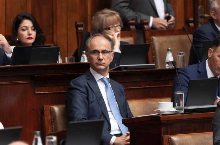 Guvernul Serbiei rezistă la o moțiune de cenzură