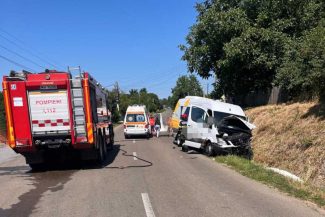Botoșani: Un microbuz în care se aflau nouă persoane, implicat într-un accident rutier