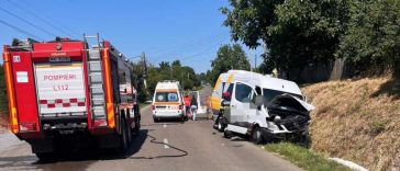 Botoșani: Un microbuz în care se aflau nouă persoane, implicat într-un accident rutier