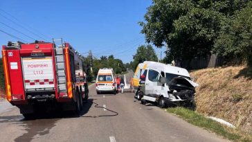 Botoșani: Un microbuz în care se aflau nouă persoane, implicat într-un accident rutier