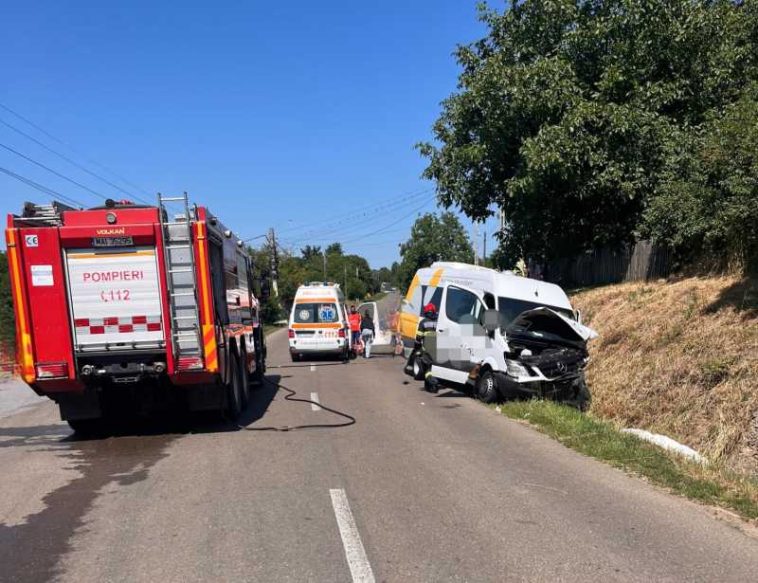 Botoșani: Un microbuz în care se aflau nouă persoane, implicat într-un accident rutier