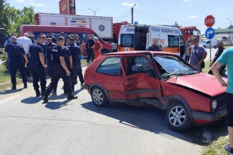 IGSU: Pompierii români au intervenit la un accident rutier în drumul spre misiunea din Grecia