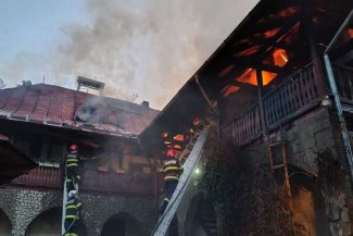 Neamț: Bărbat găsit decedat în urma unui incendiu puternic care a cuprins chiliile Mănăstirii Bisericani