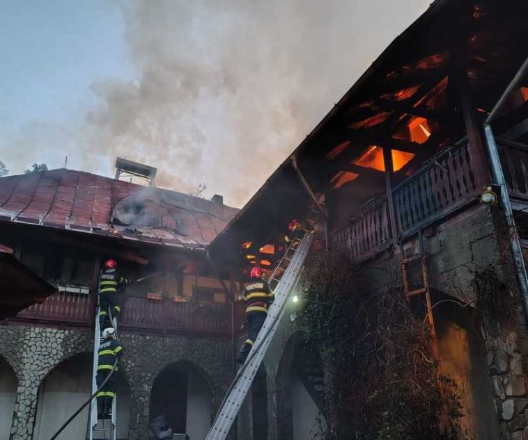 Neamț: Bărbat găsit decedat în urma unui incendiu puternic care a cuprins chiliile Mănăstirii Bisericani