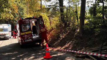 Argeș: Nouă dintre cele 16 persoane din microbuzul implicat în accident primesc îngrijiri medicale; una a decedat
