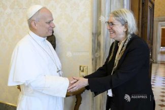 Papa Leon s-a întâlnit cu Patti Smith, o legendă a muzicii rock, la Vatican