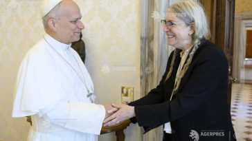 Papa Leon s-a întâlnit cu Patti Smith, o legendă a muzicii rock, la Vatican