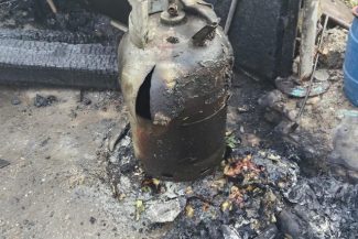 Explozie provocată de scăpări de gaze de la o butelie, într-o locuinţă din municipiul Ploieşti / Un bărbat în vârstă de 77 de ani a suferit arsuri pe aproximativ 45% din suprafaţa corpului / Victima a fost intubată