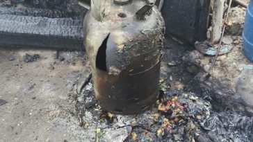 Explozie provocată de scăpări de gaze de la o butelie, într-o locuinţă din municipiul Ploieşti / Un bărbat în vârstă de 77 de ani a suferit arsuri pe aproximativ 45% din suprafaţa corpului / Victima a fost intubată