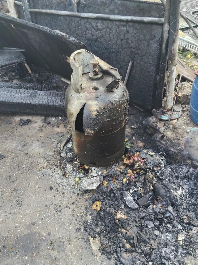 Explozie provocată de scăpări de gaze de la o butelie, într-o locuinţă din municipiul Ploieşti / Un bărbat în vârstă de 77 de ani a suferit arsuri pe aproximativ 45% din suprafaţa corpului / Victima a fost intubată