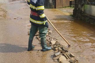 Suceava: Intervenţii în şapte localităţi, pentru gestionarea efectelor furtunii. În unele zone, canale înfundate au provocat refularea apei