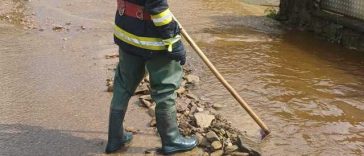Suceava: Intervenţii în şapte localităţi, pentru gestionarea efectelor furtunii. În unele zone, canale înfundate au provocat refularea apei
