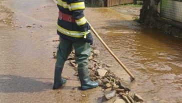 Suceava: Intervenţii în şapte localităţi, pentru gestionarea efectelor furtunii. În unele zone, canale înfundate au provocat refularea apei