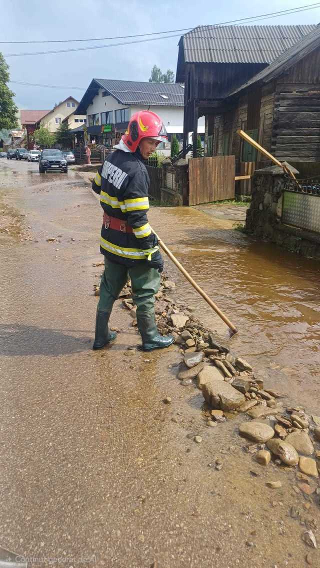Suceava: Intervenţii în şapte localităţi, pentru gestionarea efectelor furtunii. În unele zone, canale înfundate au provocat refularea apei