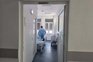 Doi elevi au susţinut a doua probă a examenului de bacalaureat în Spitalul Judeţean de Urgenţă Târgu-Jiu / Ambii au fost operaţi de urgenţă / Şi proba de joi va fi susţinută din salon