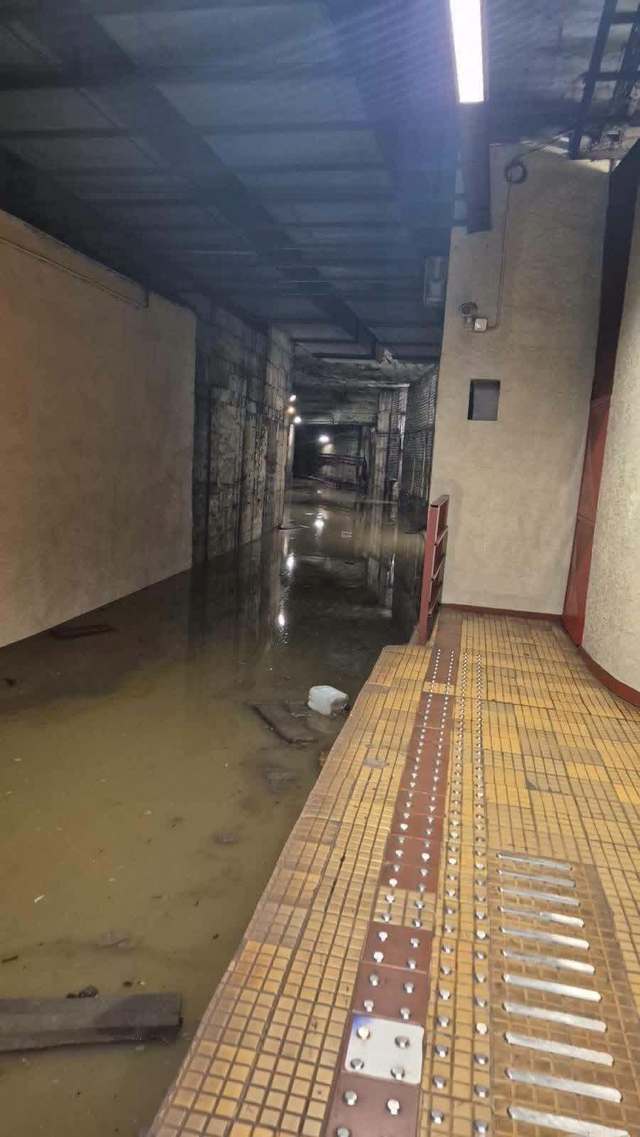 Bucureşti – Staţia de metrou Piaţa Victoriei 2, închisă temporar ca urmare a infiltraţiilor provocate de precipitaţiile abundente – FOTO