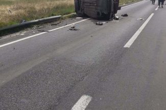 Mehedinţi: Copil de 11 ani, mort într-un accident rutier / Şoferul a rămas încarcerat în maşina care s-a răsturnat, iar băiatul a fost aruncat la marginea şoselei