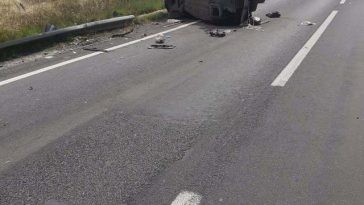 Mehedinţi: Copil de 11 ani, mort într-un accident rutier / Şoferul a rămas încarcerat în maşina care s-a răsturnat, iar băiatul a fost aruncat la marginea şoselei