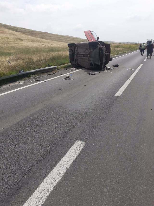 Mehedinţi: Copil de 11 ani, mort într-un accident rutier / Şoferul a rămas încarcerat în maşina care s-a răsturnat, iar băiatul a fost aruncat la marginea şoselei