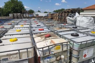 Operator economic din Crevedia, care a depăşit capacitatea maximă admisă de deşeuri periculoase pe care avea dreptul să le depoziteze, amendat