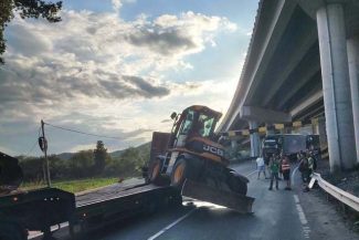 Trafic rutier oprit pe DN76, în judeţul Hunedoara – Un autotren care transporta un buldoexcavator a lovit limitatorul de înălţime de la un pasaj – FOTO
