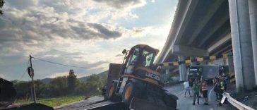 Trafic rutier oprit pe DN76, în judeţul Hunedoara – Un autotren care transporta un buldoexcavator a lovit limitatorul de înălţime de la un pasaj – FOTO