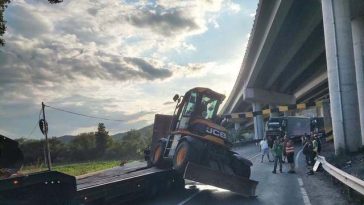 Trafic rutier oprit pe DN76, în judeţul Hunedoara – Un autotren care transporta un buldoexcavator a lovit limitatorul de înălţime de la un pasaj – FOTO