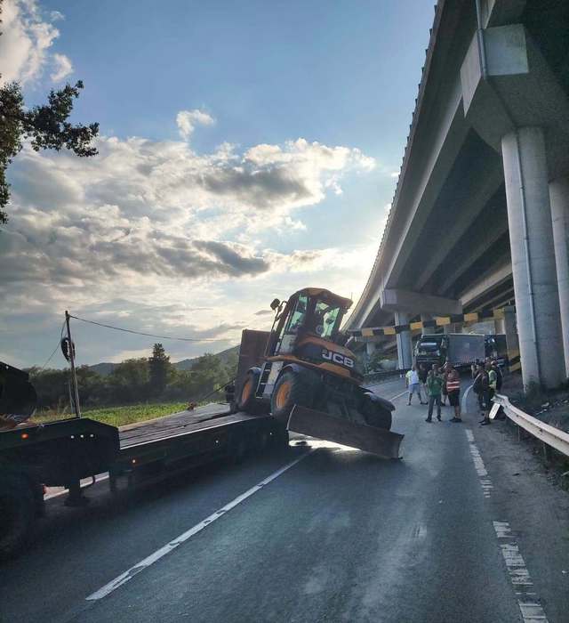 Trafic rutier oprit pe DN76, în judeţul Hunedoara – Un autotren care transporta un buldoexcavator a lovit limitatorul de înălţime de la un pasaj – FOTO