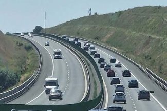 Accident pe Autostrada Soarelui, pe sensul către litoral – Au fost implicate trei maşini, cu 9 persoane / O fată de 5 ani şi un băiat de 16, răniţi / Coloană de 7 kilometri